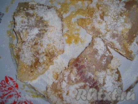 На сковороде раскалить растительное &nbsp;масло.
Кусочки рыбы панировать поочередно в муке, в разбитом яйце и в смеси муки и сыра.
