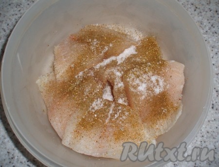 Рыбу посолить, поперчить, добавить специи для рыбы (по желанию). Оставить мариноваться минут на 30.
