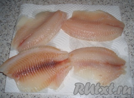Филе тилапии вымыть, обсушить бумажными полотенцами. Каждое филе разделить пополам.