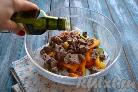 В салат с говядиной и овощами добавить по вкусу соль, специи и заправить маслом.