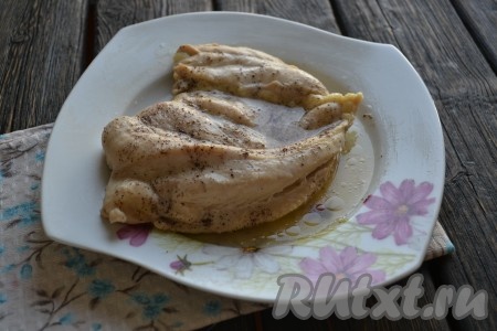 Нежнейшее, сочное куриное филе, приготовленное в микроволновке, можно подавать на стол.
