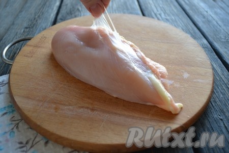 Куриное филе вымыть и тщательно зачистить от пленок.