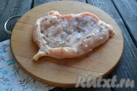 Посолить мясо и приправить молотым черным перцем.
