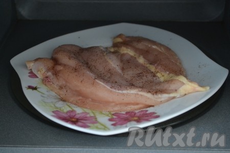 Отправить куриное филе в микроволновку на 5 минут при мощности 800 Вт.
