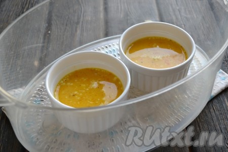 Выставить их в поддон пароварки и готовить омлет 17-20 минут.
