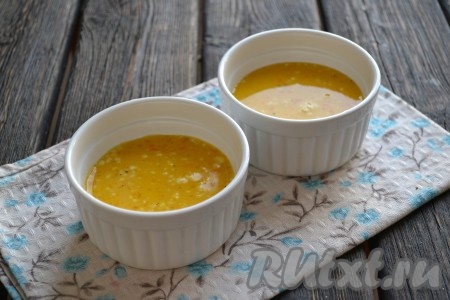 Вылить подготовленную массу в чашу пароварки или в порционные формочки, заполняя их на 1/3 объёма. Можно использовать как керамические, так и силиконовые формочки.
