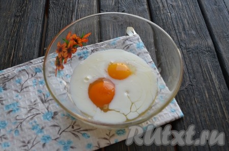 Влить молоко. 