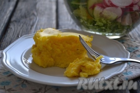 Омлет, приготовленный в пароварке, получается нежным, легким и полезным. Подать его на стол со свежими овощами.
