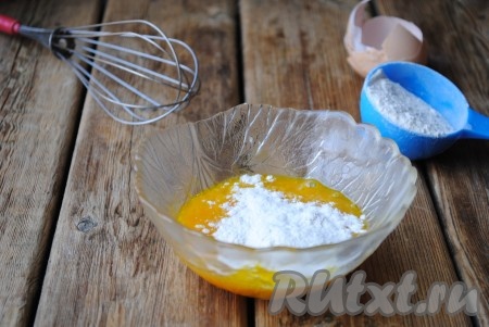 Взболтать яйцо с помощью венчика или вилки, всыпать частями муку. Муки может понадобиться немного меньше, количество будет зависеть от размера яйца. Кляр должен получиться однородным, без комочков и по консистенции напоминать густую сметану. Если кляр будет жидким, он просто стечет с крабовой палочки и в итоге ничего не получится.