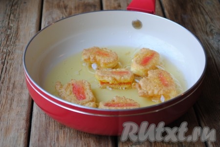 Обжаренные крабовые палочки переложить со сковороды на бумажное полотенце, чтобы убрать излишки растительного масла.&nbsp;
