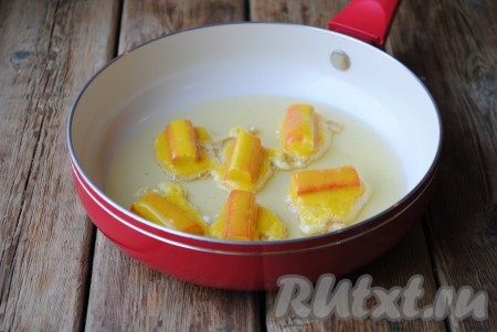 Обмакнуть крабовые палочки в кляр. Жарить на сковороде,&nbsp;разогретой с растительным маслом, на среднем огне до золотистого цвета (примерно, по 1-2 минуте с каждой стороны). &nbsp;
