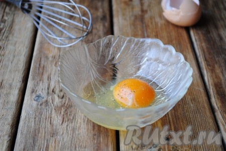 Яйцо вбить в миску, добавить чёрный молотый перец и соль.&nbsp;
