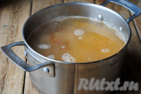 Затем переложить овощи с мясом в кастрюлю, залить водой. Отправить на огонь, довести до кипения, затем огонь уменьшить и готовить 40 минут.&nbsp;
