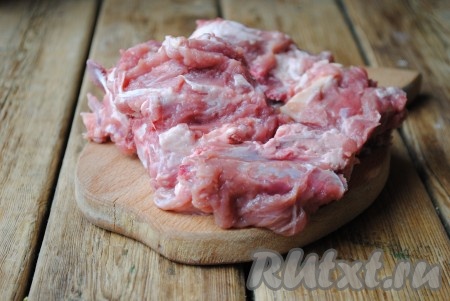 Баранину вымыть, обсушить и нарезать на порционные кусочки. Мясо лучше всего выбирать на косточке, так получится более наваристый бульон. 