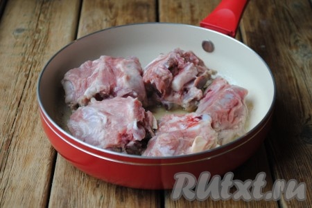 В сковороде разогреть растительное масло или вытопить курдючный жир. Выложить кусочки баранины.
