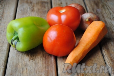 Пока жарится мясо, нужно подготовить овощи. Лук очистить и нарезать полукольцами, если лук очень крупный - то можно&nbsp;четверть кольцами. Морковь очистить и нарезать брусочками. Перец разрезать пополам и, очистив от семян, нарезать соломкой. Помидоры нарезать крупными кубиками. По желанию, перед нарезанием помидоры можно опустить на пару секунд в кипяток, а затем снять кожицу.
