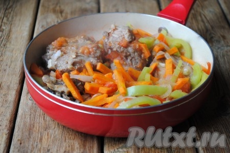 Тушить овощи с мясом 5 минут на небольшом огне под крышкой, периодически помешивая.&nbsp;
