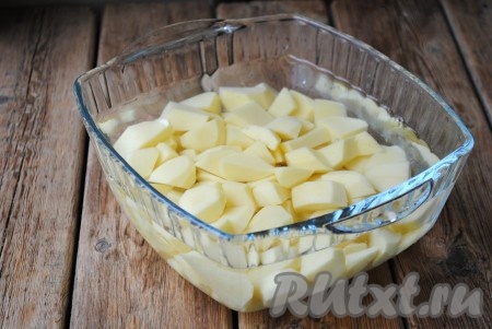 Картофель очистить, вымыть и нарезать крупными кусочками.&nbsp;
