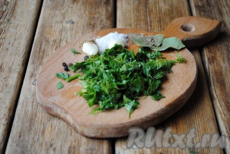 Проварить шурпу из баранины пару минут и добавить специи: соль, чёрный молотый перец (кто любит острые блюда - можно использовать красный молотый перец), хмели-сунели, молотый кориандр, лавровые листья. Чеснок очистить и пропустить через пресс, добавить в суп. Укроп и петрушку мелко измельчить и тоже добавить в кастрюлю.
