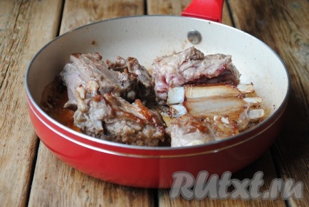 Обжарить кусочки баранины на сильном огне до золотистой корочки со всех сторон. Наша задача не приготовить мясо, а именно обжарить до корочки, которая сохранит все соки внутри мяса.&nbsp;
