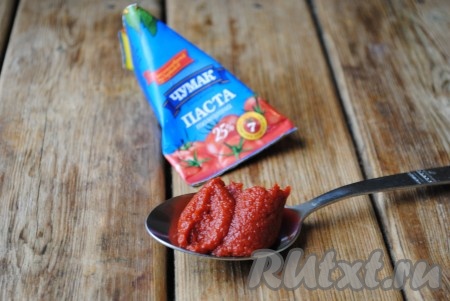 Затем добавить в суп томатную пасту. 