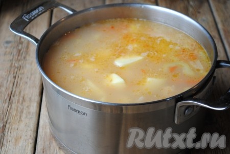 По истечении указанного времени опустить картофель в кастрюлю. Готовить 10-15 минут (до мягкости картофеля).&nbsp;
