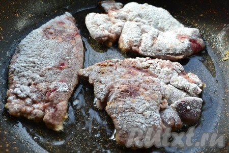 Разогреть растительное масло в сковороде. Выложить куски свиной печени, обваленные в муке, жарить отбивные на среднем огне до румяного цвета с двух сторон (по 4-5 минут с каждой стороны). Для того чтобы проверить готовность, нужно сделать на печёнке надрез ножом, если выделяется сок без примесей крови, значит отбивные готовы. Печень должна обжариться до готовности, после этого её нужно убирать со сковороды, чтобы она не стала жёсткой.