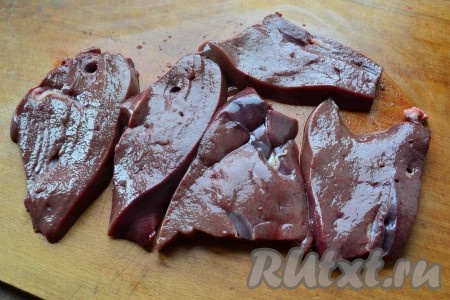 Свиную печень промыть водой, зачистить от плёнок и прожилок, нарезать на кусочки толщиной 1-1,5 сантиметра.