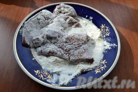 На отдельную тарелку насыпать муку. Обвалять печёнку в муке со всех сторон. Обваливать в муке нужно столько кусков отбитой свиной печени, сколько одновременно поместятся на сковороде.&nbsp; 