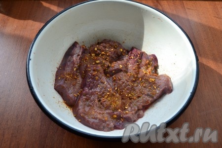 Свиную печень посолить, посыпать специями (в качестве специй я использовала чёрный молотый перец и специи для мяса). Куски печёнки натереть солью и специями со всех сторон.