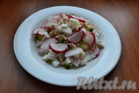 Салат посолить по вкусу, перемешать и выложить на тарелку.