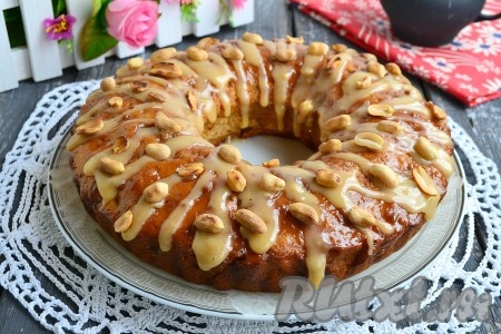 Пирог с варёной сгущёнкой и арахисом