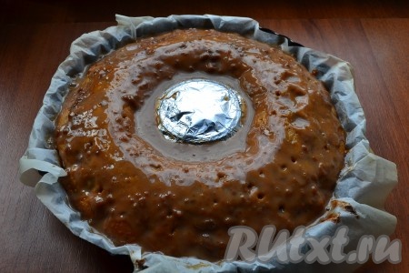 Готовый горячий пирог наколоть зубочисткой в нескольких местах и прямо в форме залить подготовленной заливкой из варёной сгущёнки и молока. Оставить пирог на 1 час.