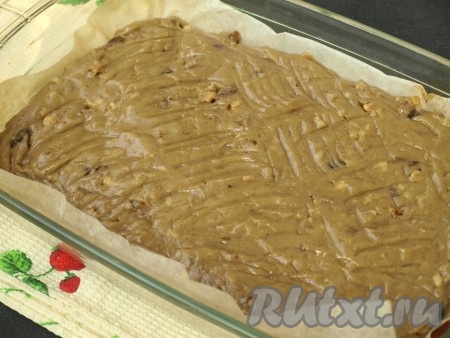 Застелить пергаментом форму для выпечки и выложить тесто, разровнять при помощи лопатки.
