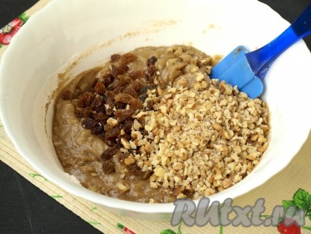 Массу хорошо размешать и добавить промытый и обсушенный изюм, а также измельчённые грецкие орехи, ещё раз перемешать.
