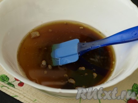 Смесь чая залить кипятком и дать настояться, затем процедить. К чаю добавить сахар, варенье и рафинированное подсолнечное масло, хорошо размешать. Я использовала абрикосовое варенье с зёрнами из косточек, но сами зёрнышки в тесто не добавляла. Для коврижки лучше брать только жидкую основу варенья.
