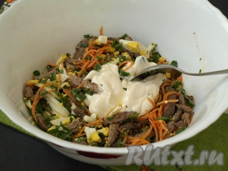 Салат посолить и поперчить по вкусу, смешать с майонезом.