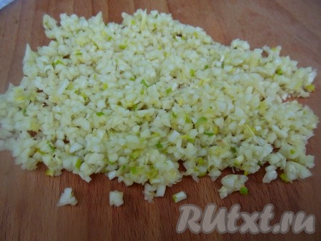 Очистите чеснок от шелухи и мелко измельчите при помощи ножа. Можно его растереть в ступке с добавлением соли.