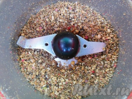 Зерна кориандра и смесь перцев горошком измельчите (не мелко) при помощи кофемолки.
