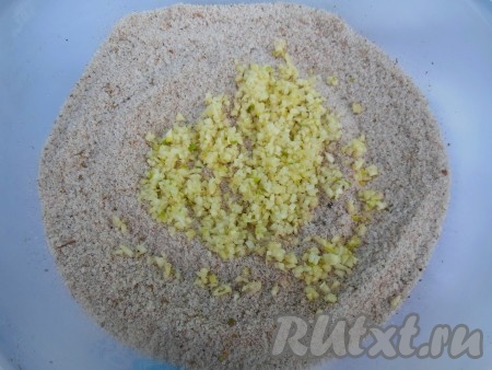 Затем добавьте чеснок и тщательно разотрите руками, соль станет слегка влажной.
