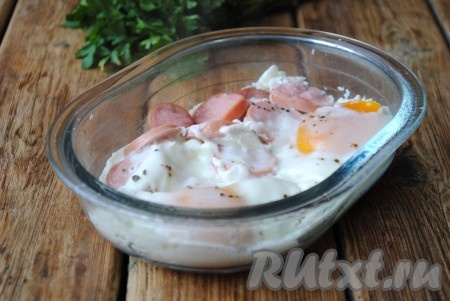 Отправить яичницу в микроволновую печь, накрыть крышкой и готовить 3 минуты при мощности 800 Ватт.&nbsp;
