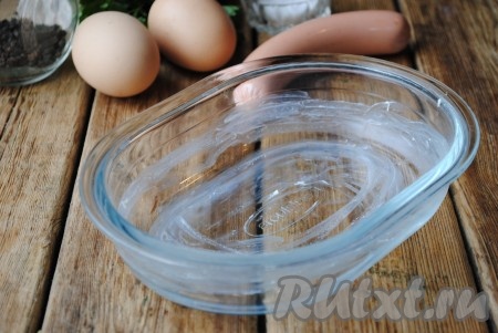 Форму, предназначенную для использования в микроволновой печи, смазать сливочным маслом. 