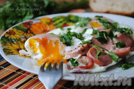 Готовое блюдо переложить на тарелку, посыпать измельчённой зеленью и подать на стол в горячем виде. Вот так просто можно приготовить вкусную яичницу в микроволновке. Попробуйте!
