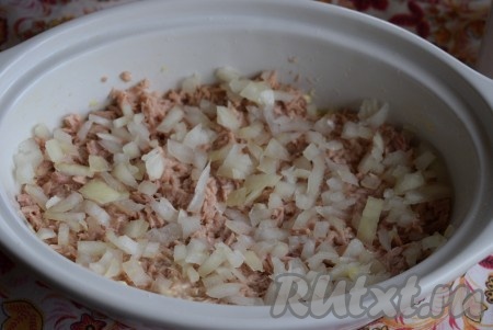 Присыпать рыбу очищенным и мелко нарезанным репчатым луком, смазать майонезом.
