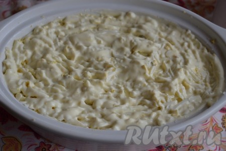 Яйца натереть на крупной тёрке и выложить ровным слоем поверх моркови, присолить, обильно смазать майонезом.