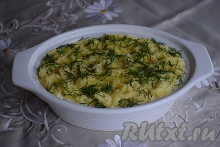 Оставшийся картофель натереть на мелкой тёрке, присолить и поставить рыбный салат, приготовленный&nbsp;из консервов с картошкой и яйцами, в холодильник на 2-3 часа. За это время салат хорошо пропитается. Перед подачей посыпать мелко нарезанным укропом.