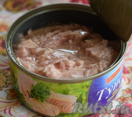 Достать кусочки рыбы из банки (жидкость, в которой находятся консервы, нам не понадобится), выложить на тарелку, если есть косточки, удалить их. Размять рыбу вилкой.