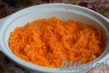 На слой лука натереть на крупной тёрке варёную морковь, можно слегка присолить, смазать майонезом.