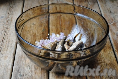 Выложить к луку шпроты&nbsp;с добавлением небольшого количества масла из банки. Всё масло из банки добавлять не надо, иначе паштет получится очень масляным и не вкусным.&nbsp;
