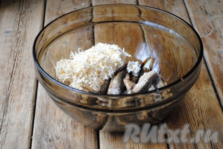 Плавленый сырок натереть на тёрке и добавить к луку и шпротам. 